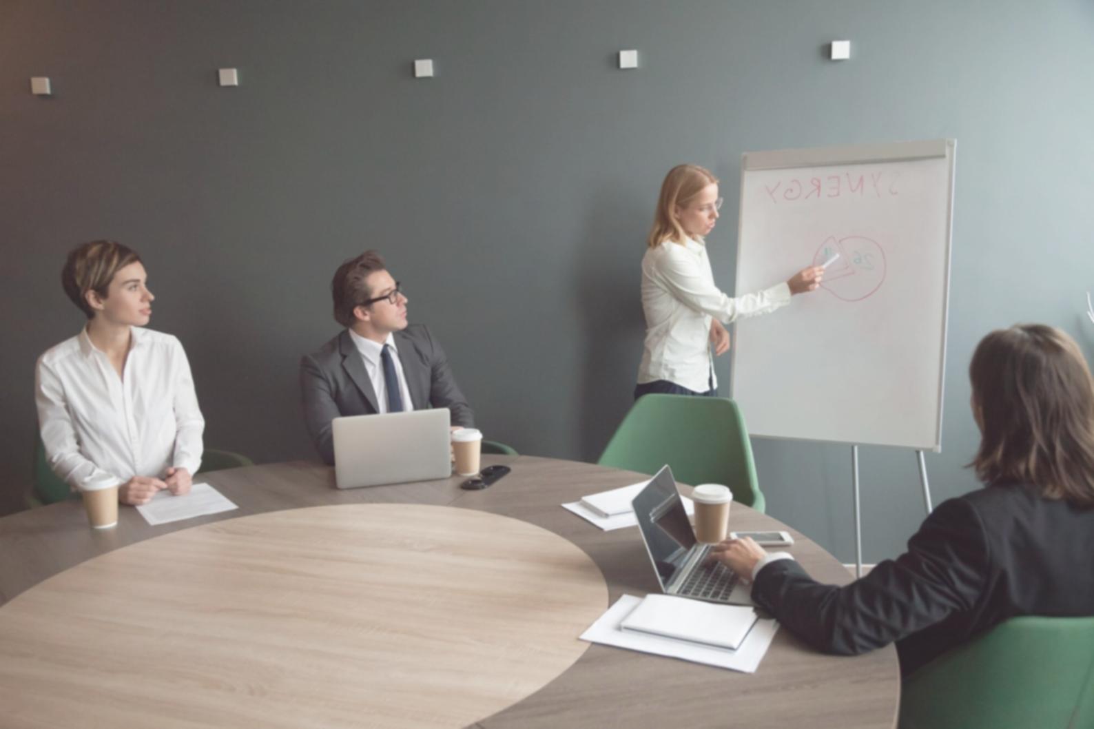 Análisis de datos financieros mostrando gráficos de presupuesto personal