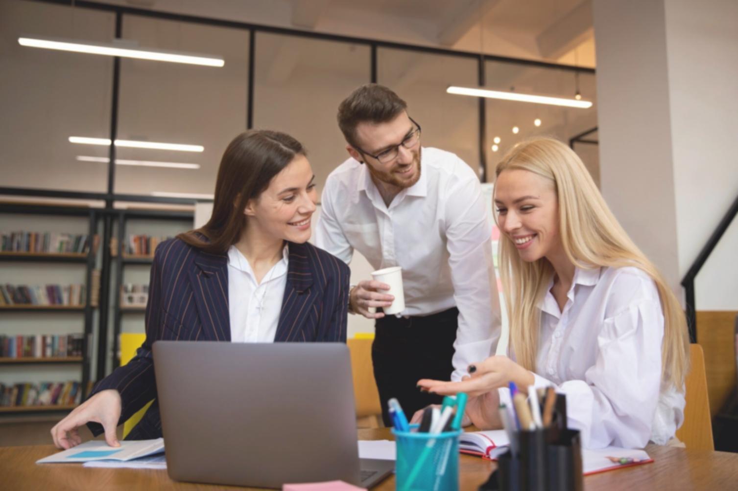 Persona trabajando en finanzas personales con calculadora y documentos