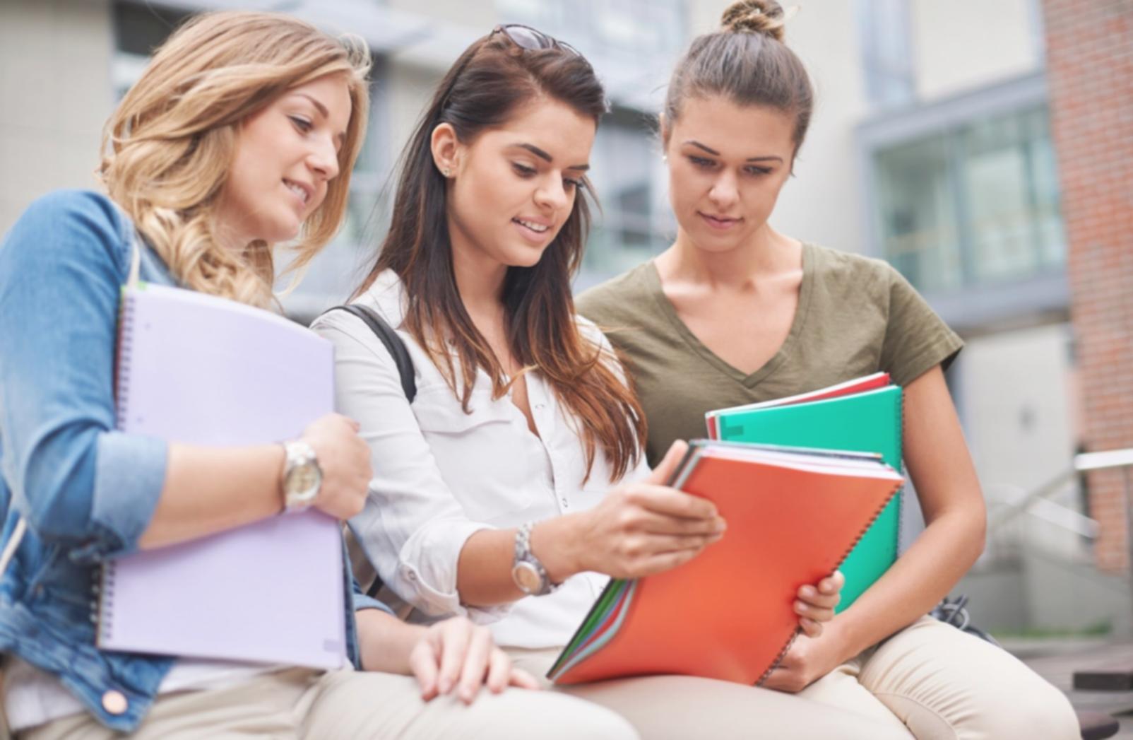 Espacio de trabajo organizado con documentos financieros y planificación